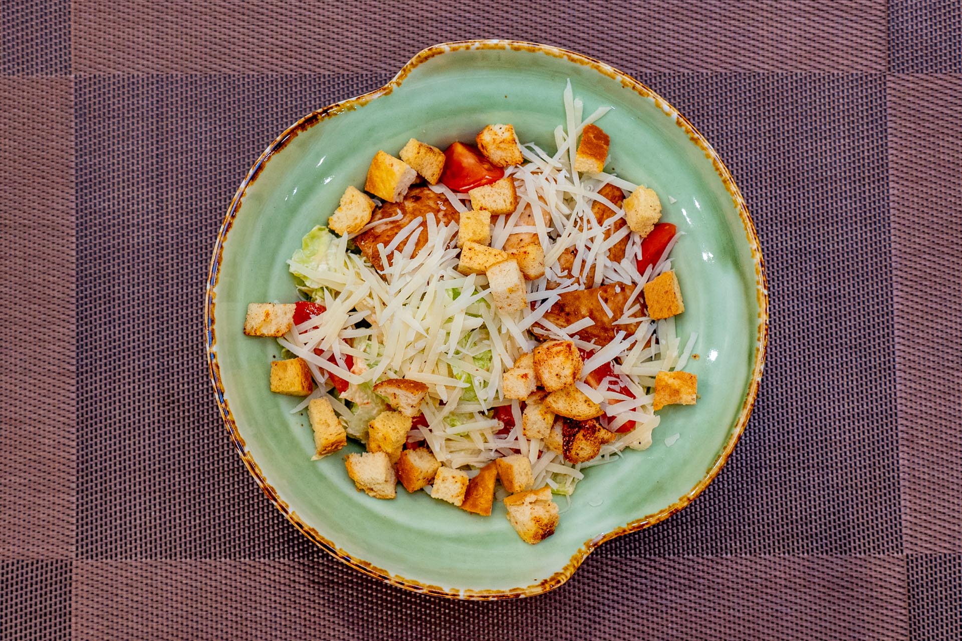 Салат Цезарь с курицей